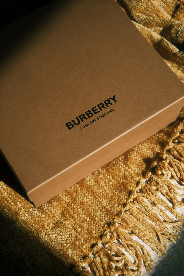 <center>「BURBERRY」と「Burberrys」<br>あなたはどちらを選ぶ？<center>