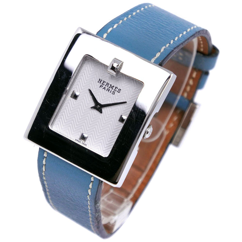 [爱马仕]爱马仕 
 皮带手表 
 BE1.210不锈钢X皮革浅蓝色□P雕刻石英模拟显示白色拨号皮带女士