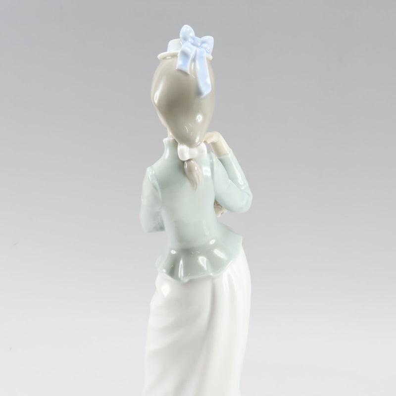 Lladro】リヤドロ 仔犬とお散歩(A WALK WITH THE DOG) オブジェ 4893
