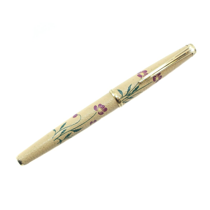 [铂]铂金 
 皮革卷花图案喷泉笔 
 笔尖（18金）精美的牛皮皮革包裹的花卉图案女士