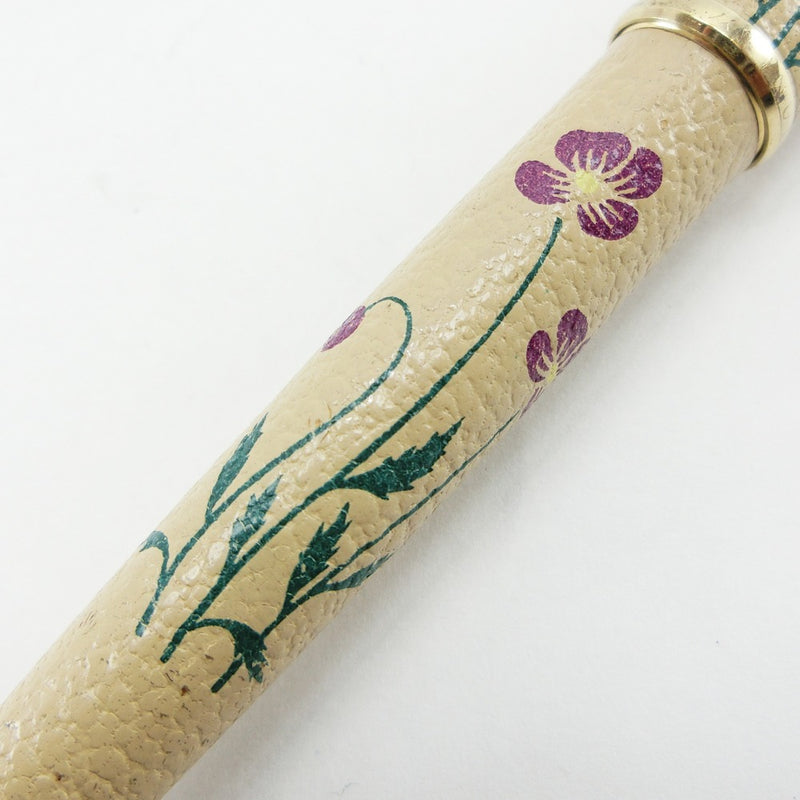 [铂]铂金 
 皮革卷花图案喷泉笔 
 笔尖（18金）精美的牛皮皮革包裹的花卉图案女士