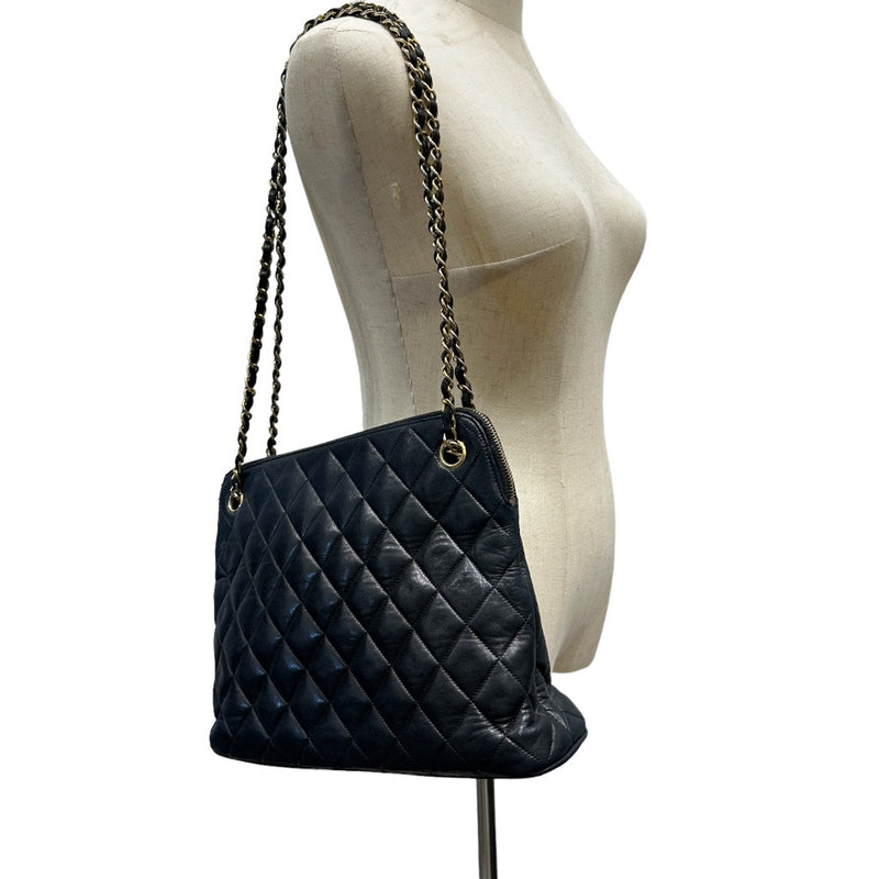 [CHANEL] Chanel 
 Chain shoulder shoulder bag 
 Matrasse Lambskin Black Shoulder A5 Fastener CHAINSHOULDER Ladies B-Rank