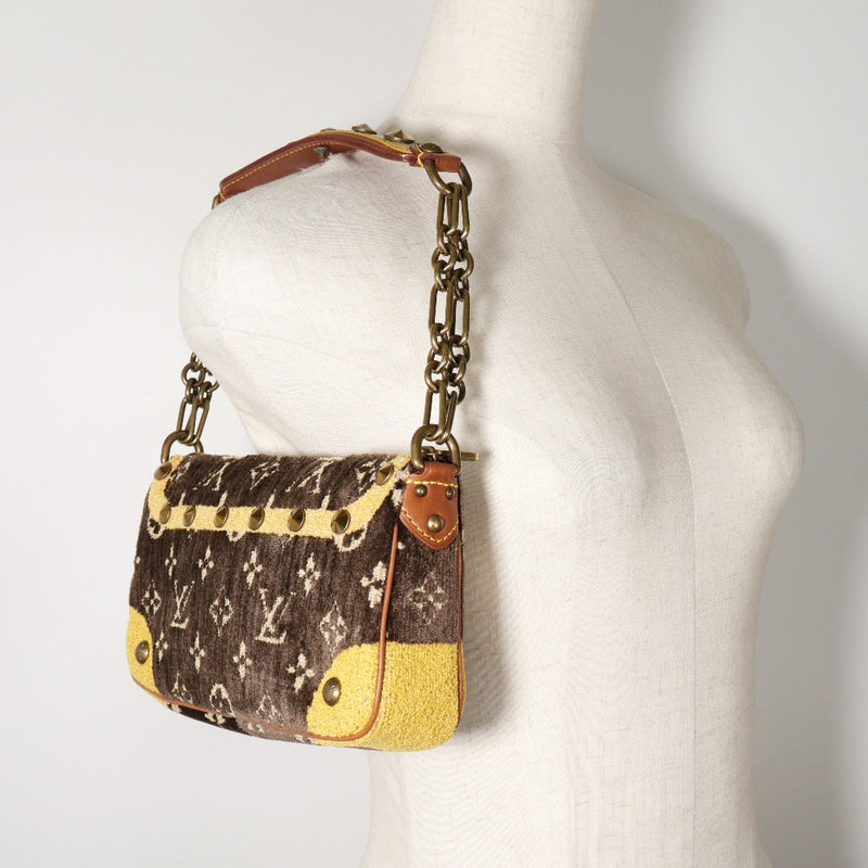 [路易威登]LOUIS VUITTON
 Trompeille PochetteAccessoires 肩袋 
 螺柱附件袋M92710天鹅绒X鳄鱼茶SL1004雕刻肩拉链Trompeille Pochette配件女士