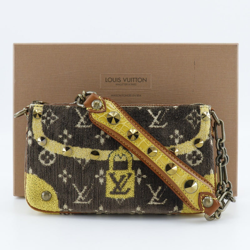 [路易威登]LOUIS VUITTON
 Trompeille PochetteAccessoires 肩袋 
 螺柱附件袋M92710天鹅绒X鳄鱼茶SL1004雕刻肩拉链Trompeille Pochette配件女士