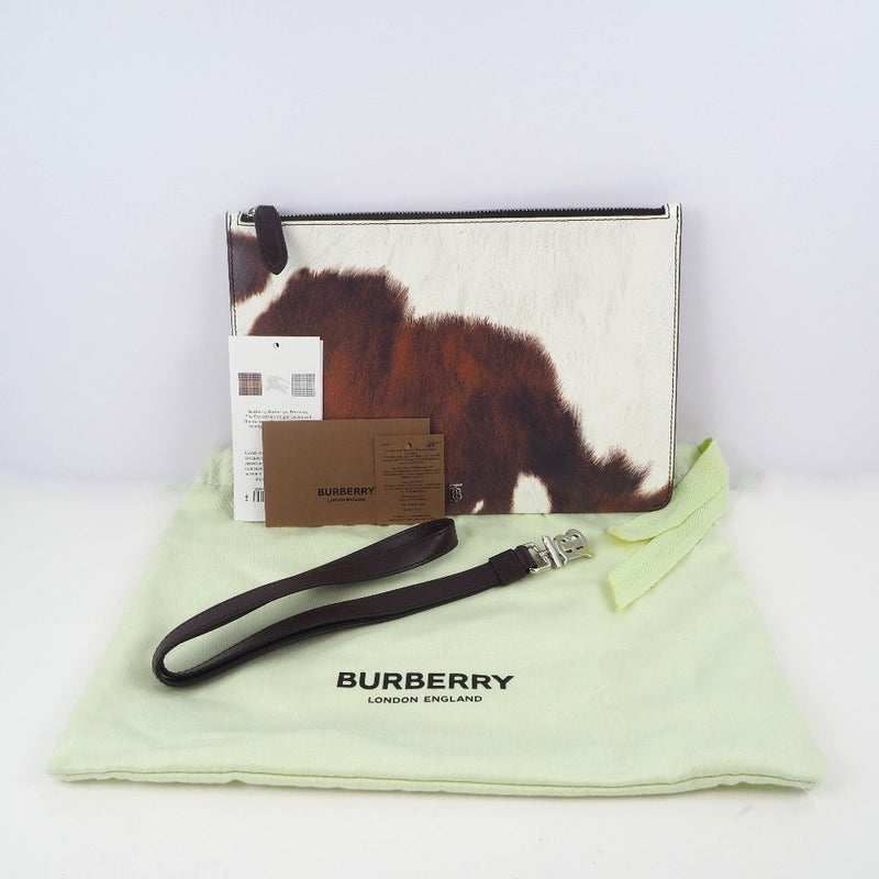 [Burberry] Burberry 
 Pouch clutch bag 
 8016991 Patent leather tea fastener Pouch Ladies A+Rank