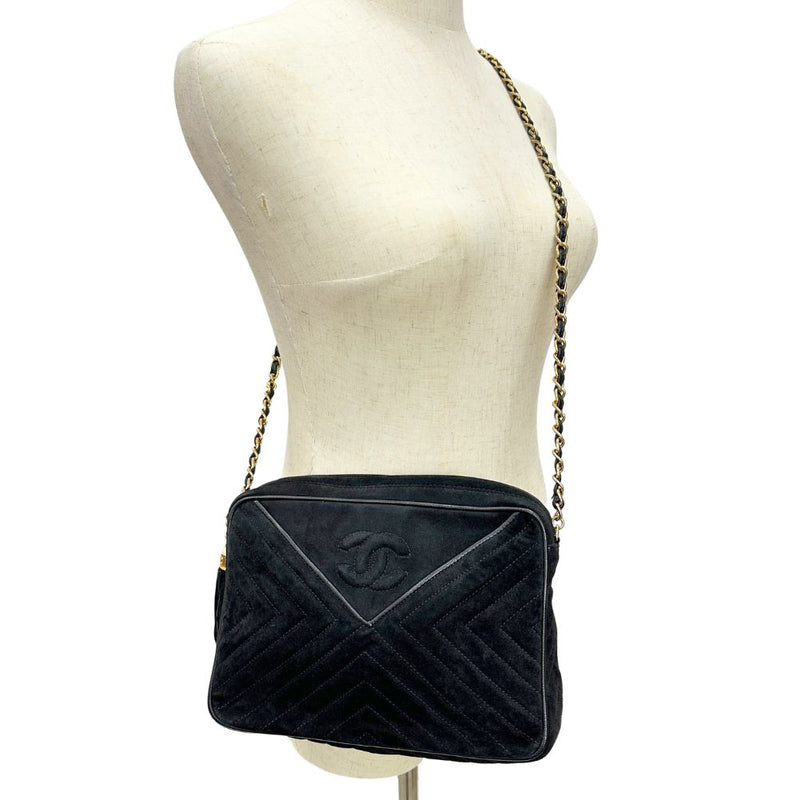 [CHANEL] Chanel 
 Chain shoulder shoulder bag 
 V Stitch Swede diagonal hanging A5 fastener CHAINSHOULDER Ladies