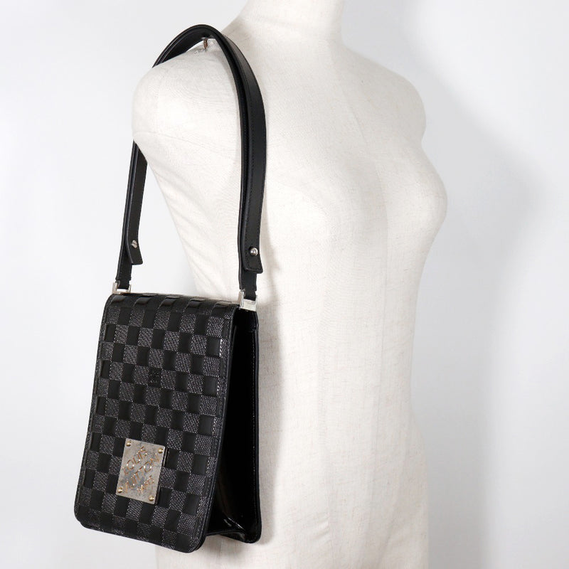 [Louis Vuitton] Louis Vuitton 
 Club shoulder bag 
 M92127 × Damievernni VI0011 engraved diagonal shoulder 2WAY A5 snap button Club Ladies