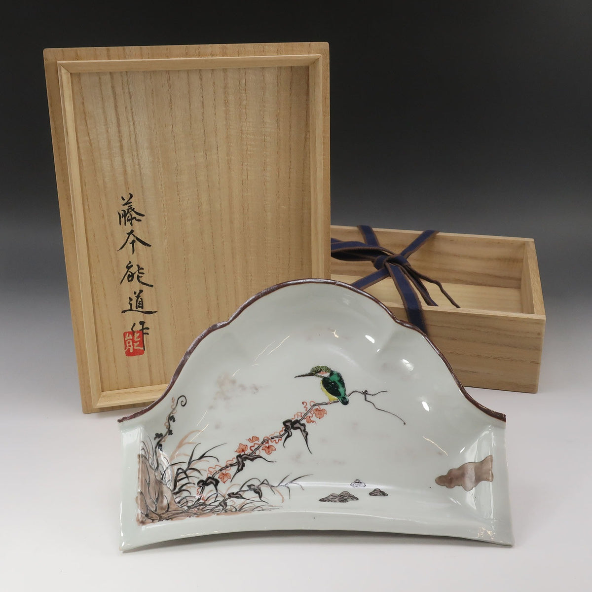 古伊万里 柿右衛門様式 色絵金彩鶴松竹梅文様着物美人人形 置物 陶磁器