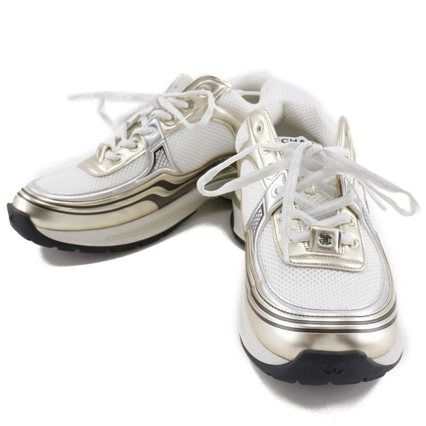 [香奈儿]香奈儿 
 普通徽标金属运动鞋 
 街头风格的G39794白色/金/黑色普通徽标金属男士A+等级