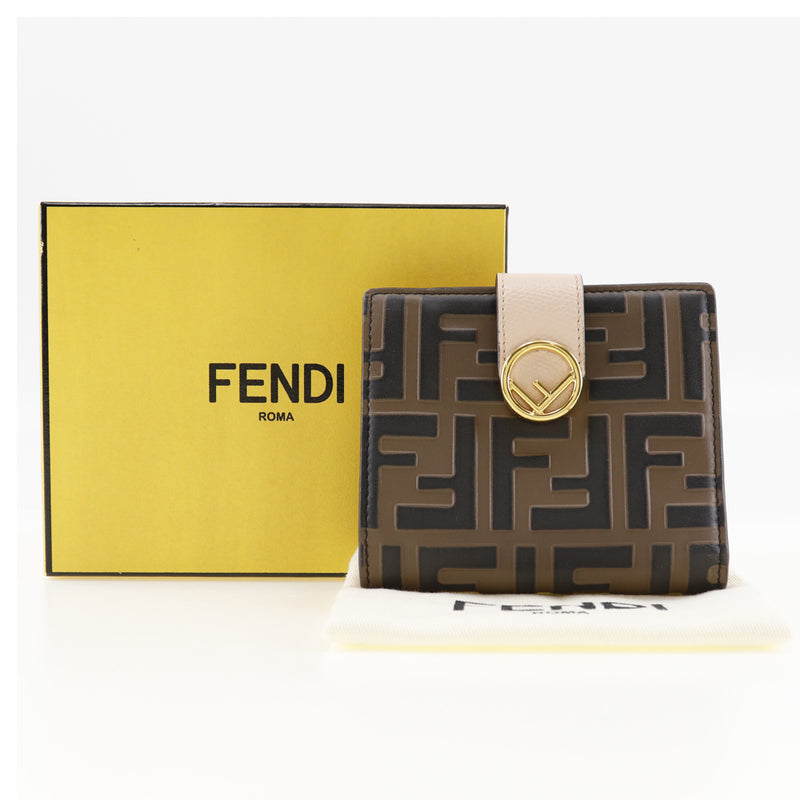 【FENDI】フェンディ
 エフ イズ フェンディ 二つ折り財布
 ズッカ エンボスロゴ 8M0386 レザー 茶/ピンク スナップボタン F is Fendi レディース