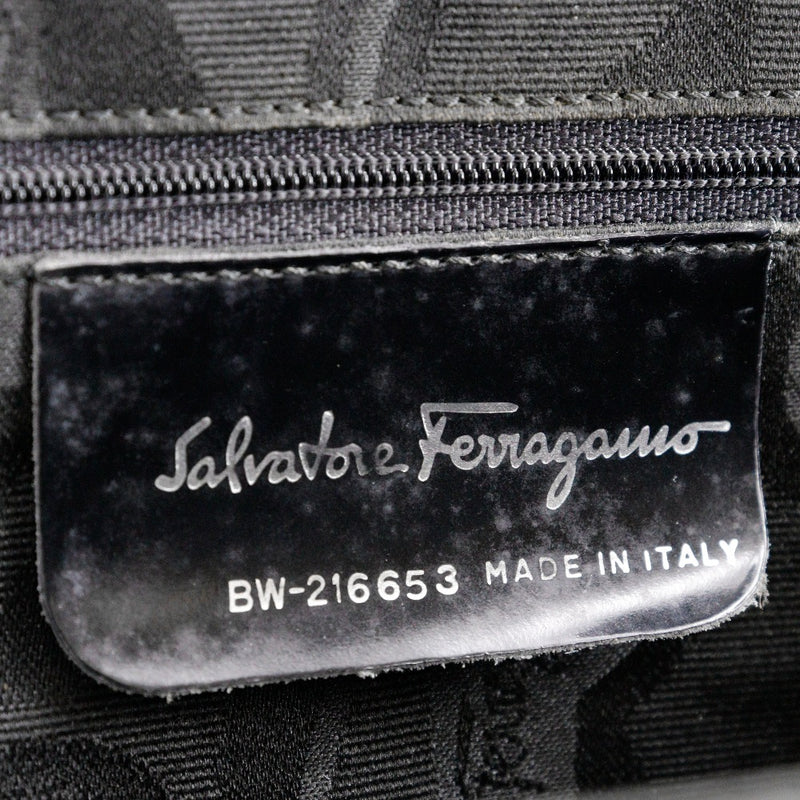 【Salvatore Ferragamo】サルヴァトーレフェラガモ
 ガンチーニ ハンドバッグ
 BW-216653 エナメル 黒 手提げ A5 ダブルファスナー Gancini レディース