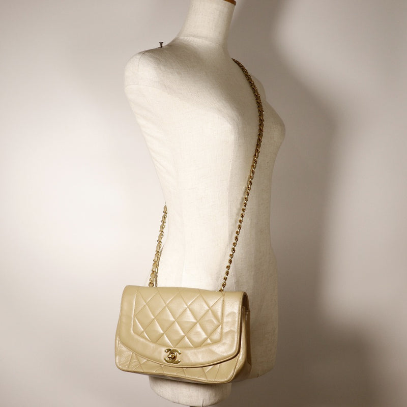 [Chanel] Chanel 
 Bolso de hombro de Diana 
 Hombro Matelasse Lambskin beige diagonal giro bloqueo Diana damas rango