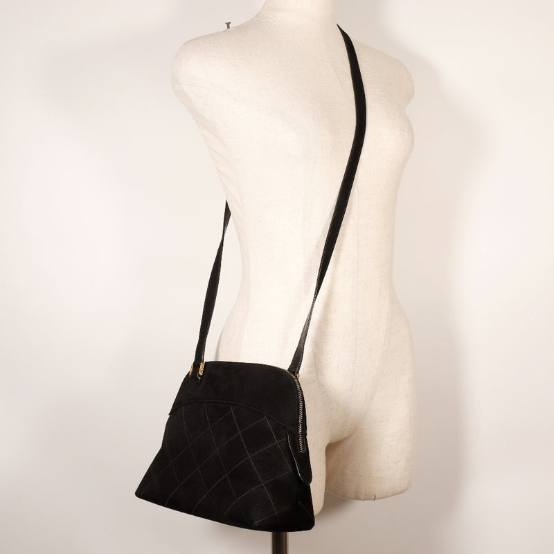 [Salvatore Ferragamo] Salvatore Ferragamo 
 Quilting Shoulder Bag
 BA214787 Swed black diagonally Fastener Quilting Ladies