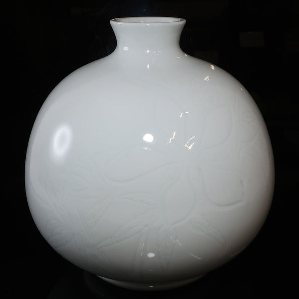 Living National Treasure Manji Inoue Jarrón tallado en porcelana blanca