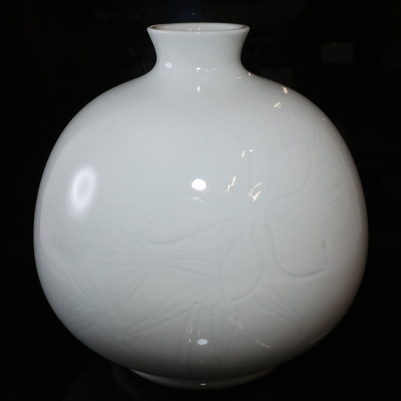 Living National Treasure Manji Inoue Jarrón tallado en porcelana blanca