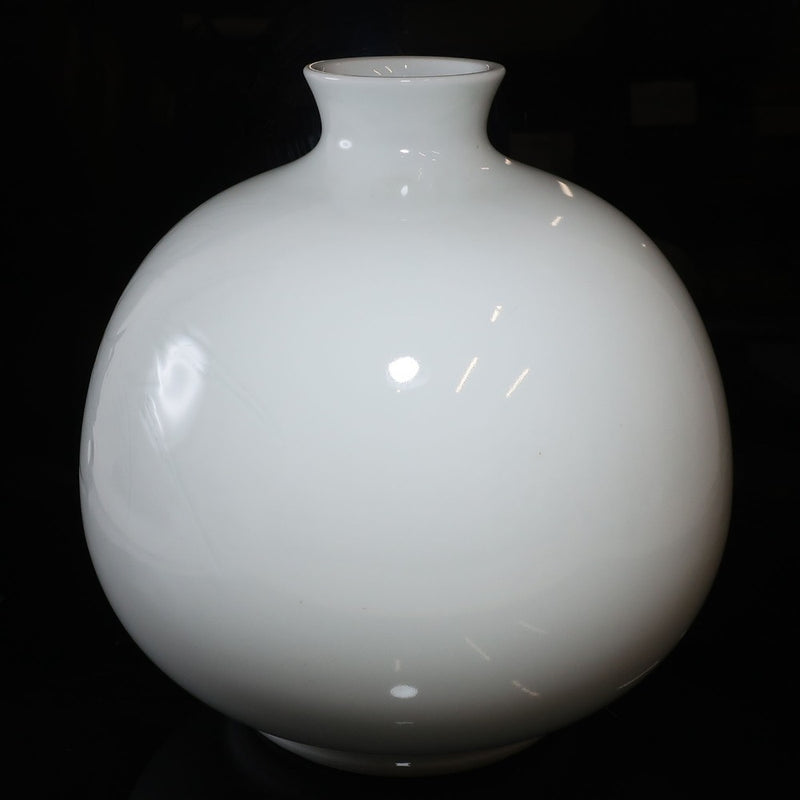 Living National Treasure Manji Inoue Jarrón tallado en porcelana blanca