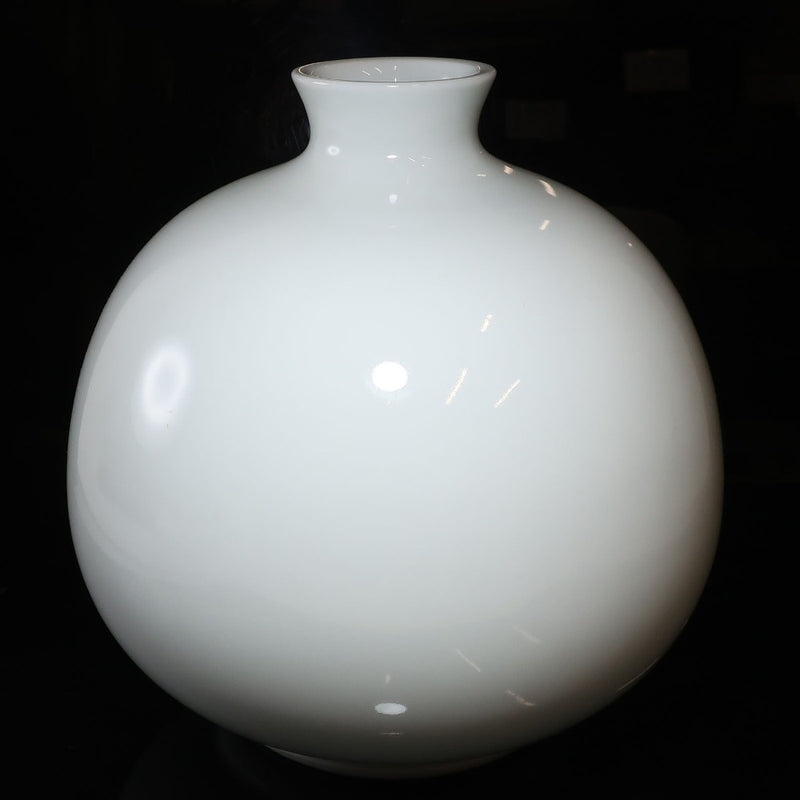 Living National Treasure Manji Inoue Jarrón tallado en porcelana blanca