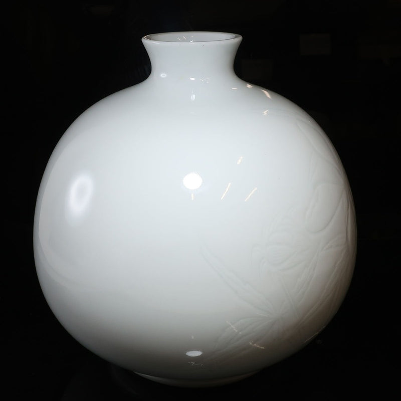 Living National Treasure Manji Inoue Jarrón tallado en porcelana blanca