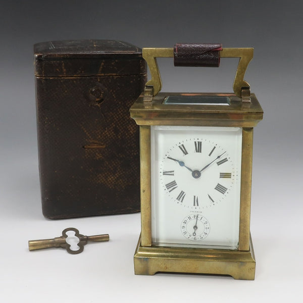 Reloj de mesa antiguo con forma de carruaje francés
