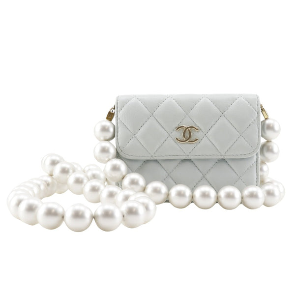 [CHANEL] Bolso de hombro tipo billetera con solapa y correa de perlas Chanel 
 AP1838