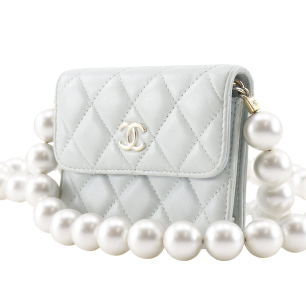 [CHANEL] Bolso de hombro tipo billetera con solapa y correa de perlas Chanel 
 AP1838