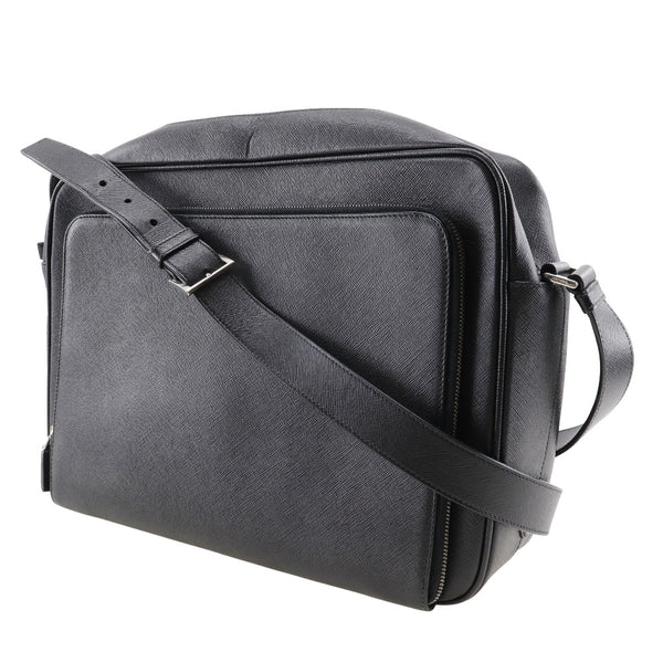 【PRADA】プラダ
 メッセンジャーバッグ ショルダーバッグ
 サフィアーノ NERO 黒 斜め掛け 肩掛け A4 ファスナー Messenger bag メンズA-ランク