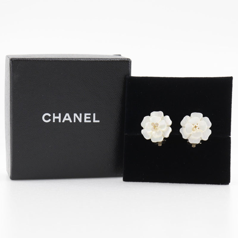 [CHANEL] Chanel Camelia Earring White Shell White White 98A Engraved Approximately 5.1g Camelia Ladies A Rank