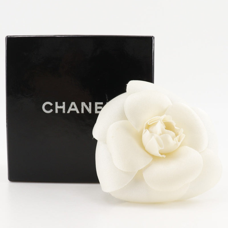 【CHANEL】シャネル
 コサージュ ブローチ
 カメリア 布 白 約5.1g corsage レディース