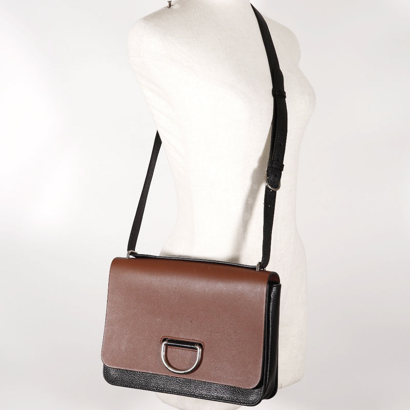 [Burberry] Burberry 
 D -ring shoulder bag 
 Bicolor Calf Tea/Black Diagonal Shoulder A5 Flap D Ring Ladies