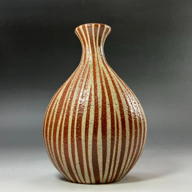 Jarrón de botella de sake con patrón de líneas hecho por Masahiko Ichino