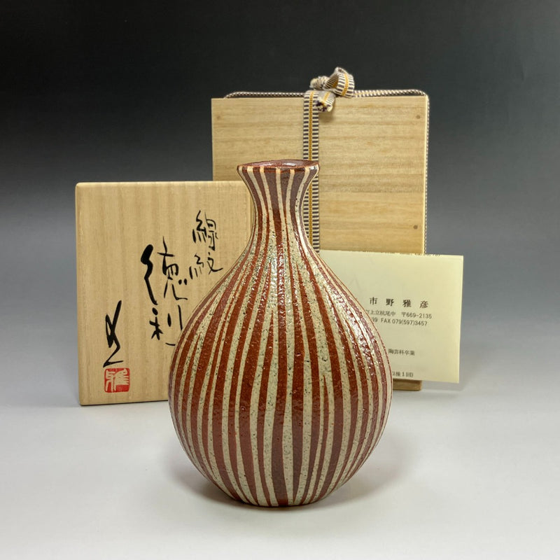 Jarrón de botella de sake con patrón de líneas hecho por Masahiko Ichino