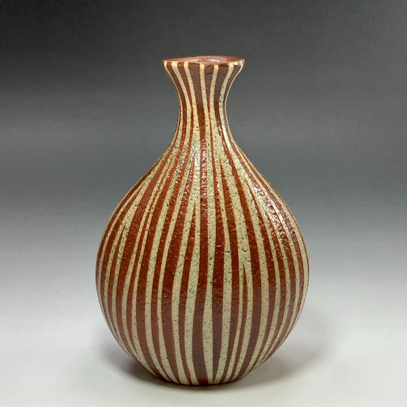 Jarrón de botella de sake con patrón de líneas hecho por Masahiko Ichino