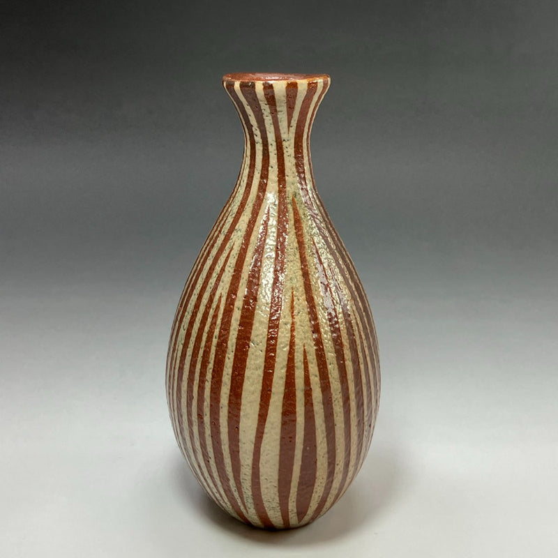 Jarrón de botella de sake con patrón de líneas hecho por Masahiko Ichino