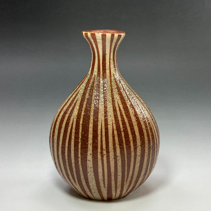 Jarrón de botella de sake con patrón de líneas hecho por Masahiko Ichino