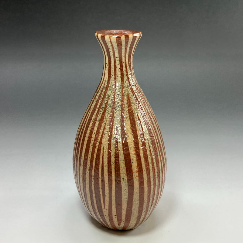 Jarrón de botella de sake con patrón de líneas hecho por Masahiko Ichino