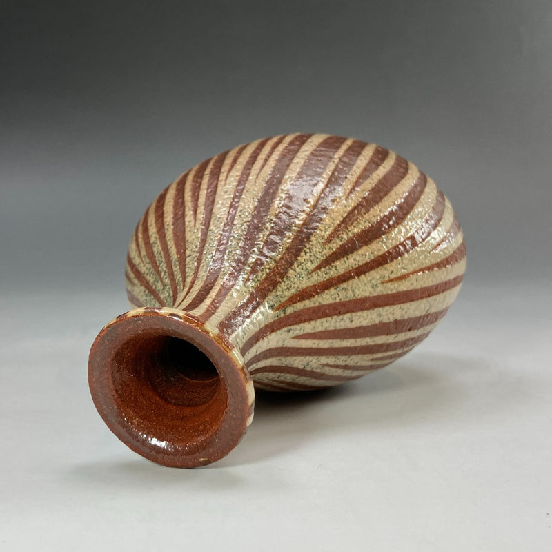 Jarrón de botella de sake con patrón de líneas hecho por Masahiko Ichino