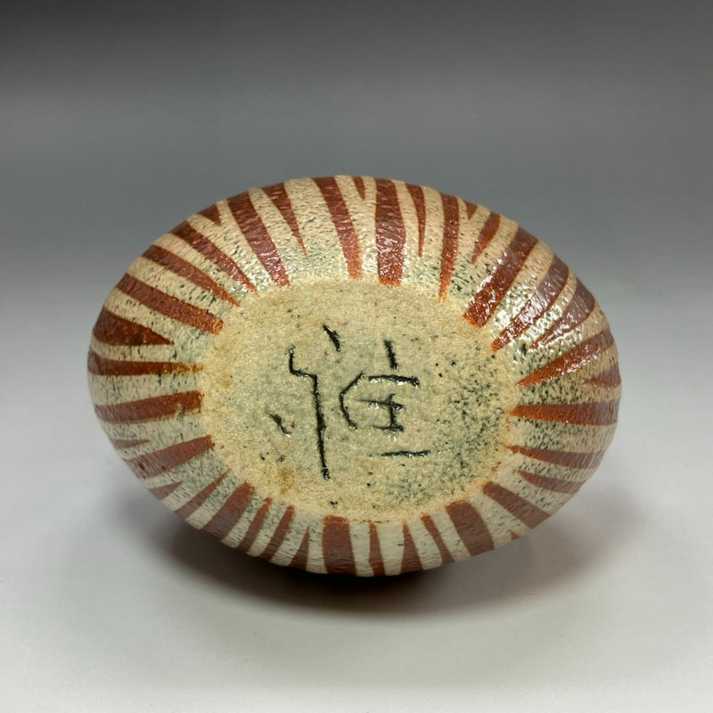 Jarrón de botella de sake con patrón de líneas hecho por Masahiko Ichino