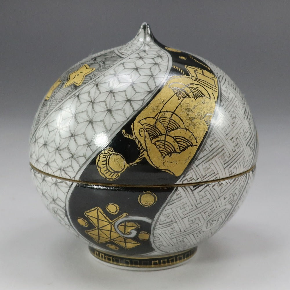 KUTANIYAKI】九谷焼 米久和彦 作 黒彩金襴手捻宝尽くし文 玉盃 酒器
