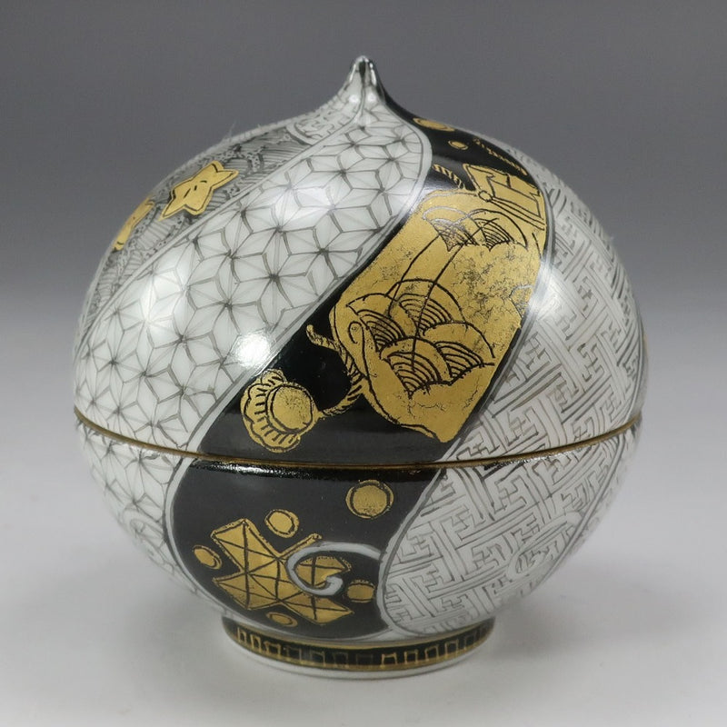 KUTANIYAKI】九谷焼 米久和彦 作 黒彩金襴手捻宝尽くし文 玉盃 酒器