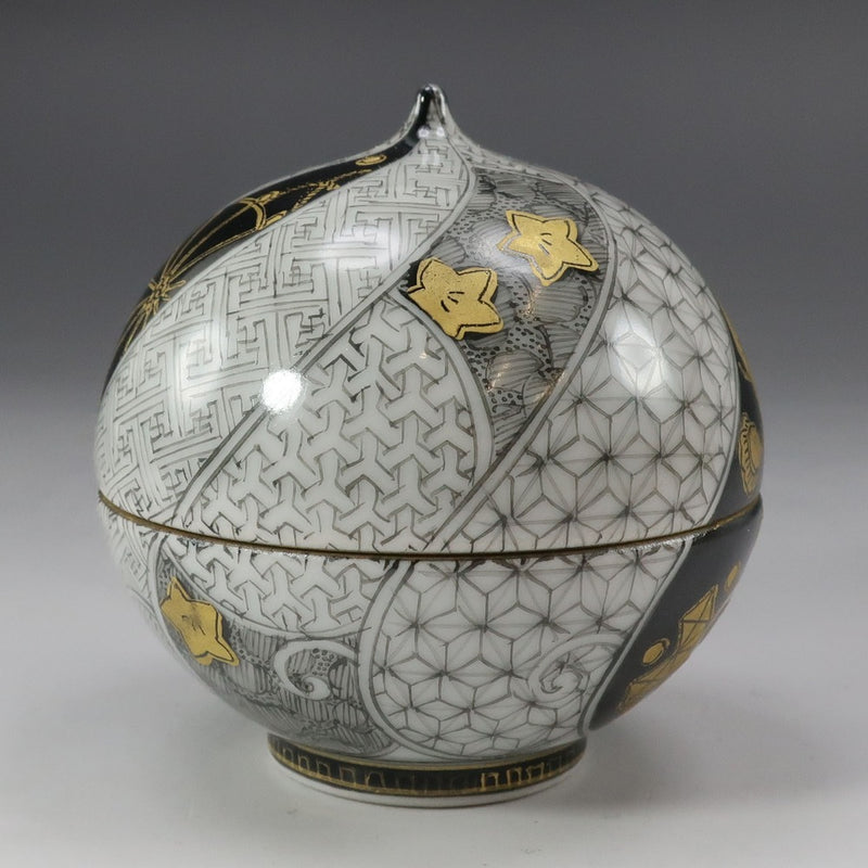 KUTANIYAKI】九谷焼 米久和彦 作 黒彩金襴手捻宝尽くし文 玉盃 酒器