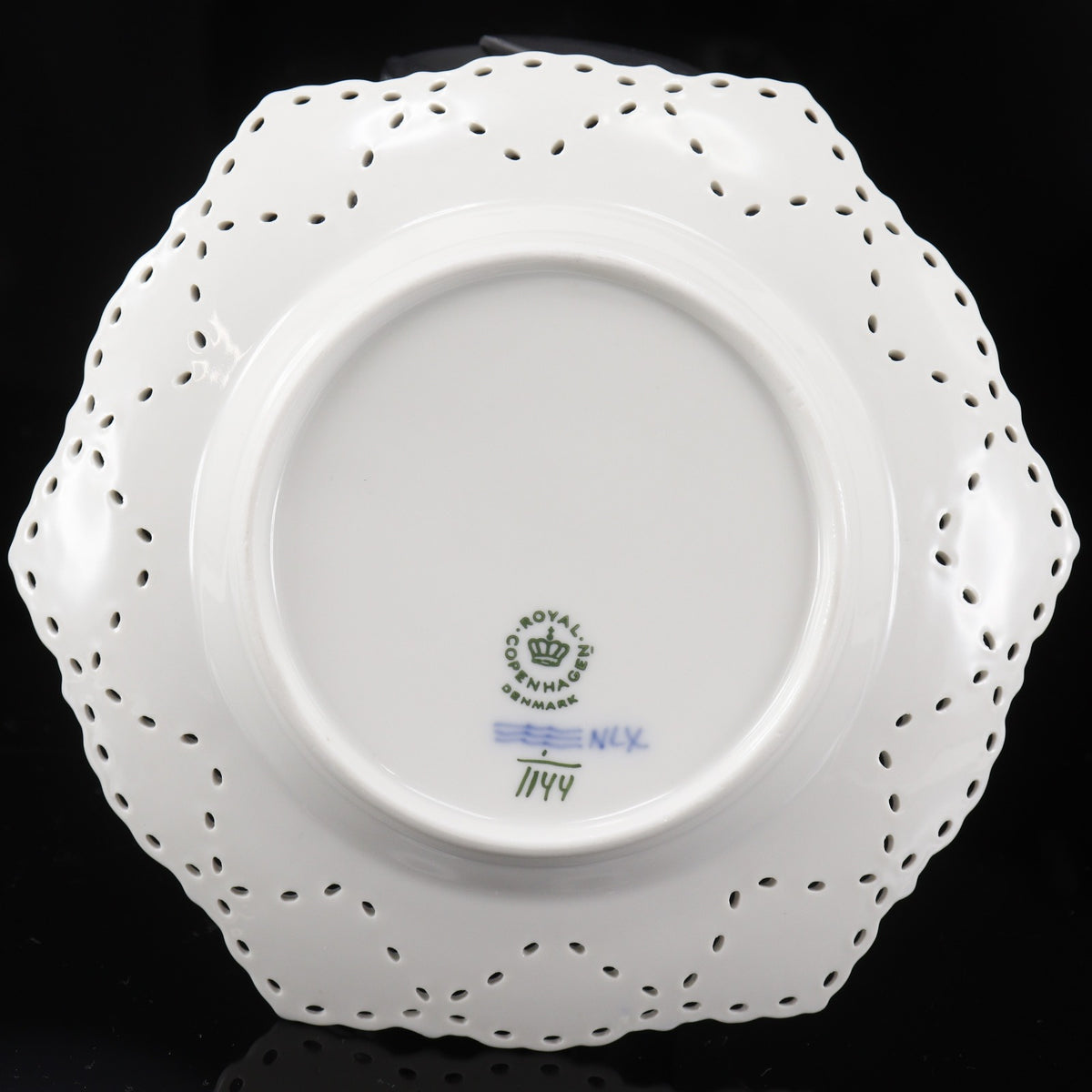 【kyoyaki】京焼 河井透 造 丸紋塗分輪花鉢 陶磁器 _ 茶道具 kyoyaki】京焼 河井透 造 丸紋塗分輪花鉢 茶道具 – NISHIKINO VINTAGE