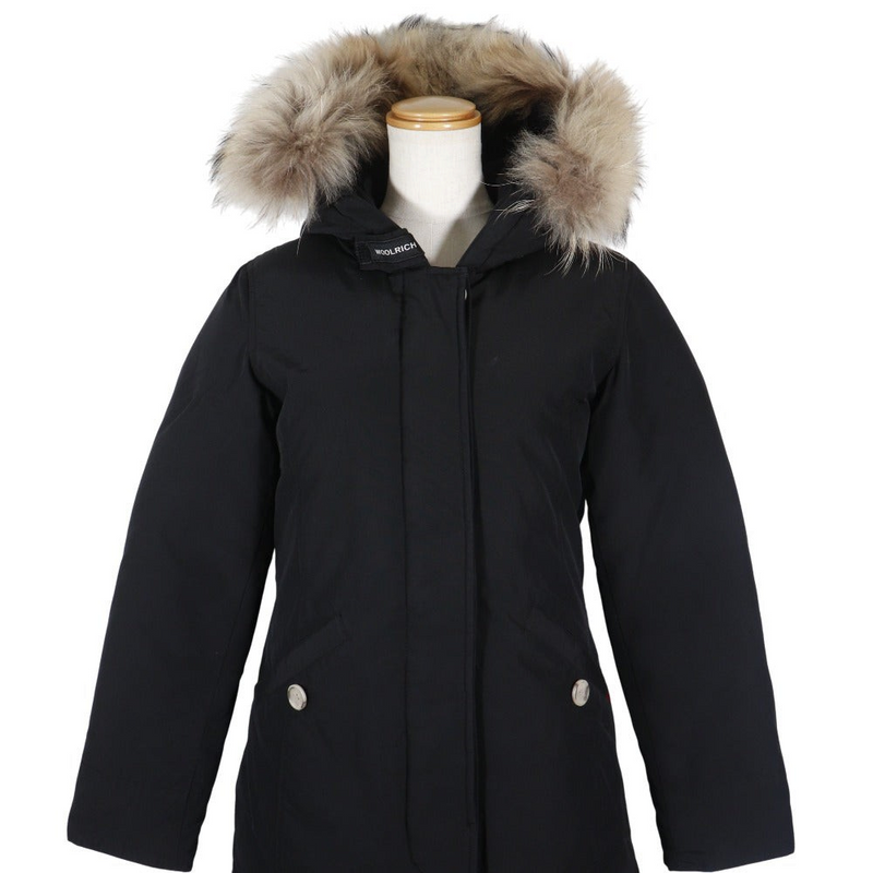 NISHIKINO VINTAGE KYOTOのWOOLRICHキッズ用ブラックダウンジャケット。ファー付きフードが特徴的なコットン・ナイロン混紡素材の防寒着。
