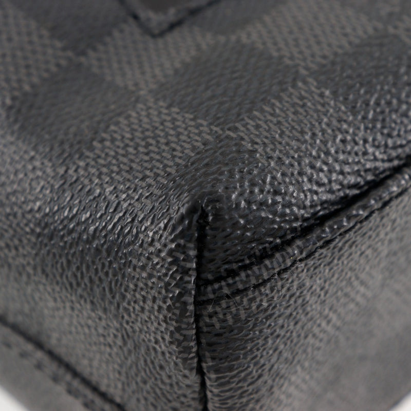 [Louis Vuitton]路易威登 
 米克PM肩带 
 N40003 Damier Graphit Canvas SR4114雕刻对角线肩A5紧固件Mick PM男士