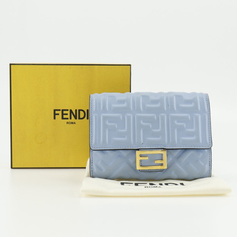 【FENDI】フェンディ
 ミディアム バゲット 二つ折り財布
 FFエンボス 8M0419 カーフ 水色 スナップボタン Medium Baguette レディース