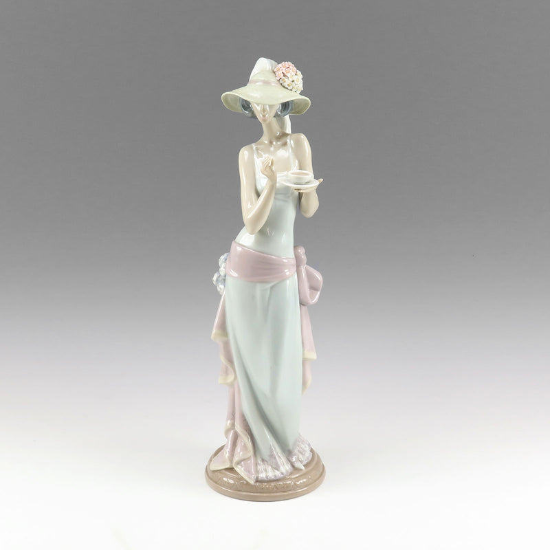 [Lladro] Objeto de estatuilla Lladro Tea Time 
 5470