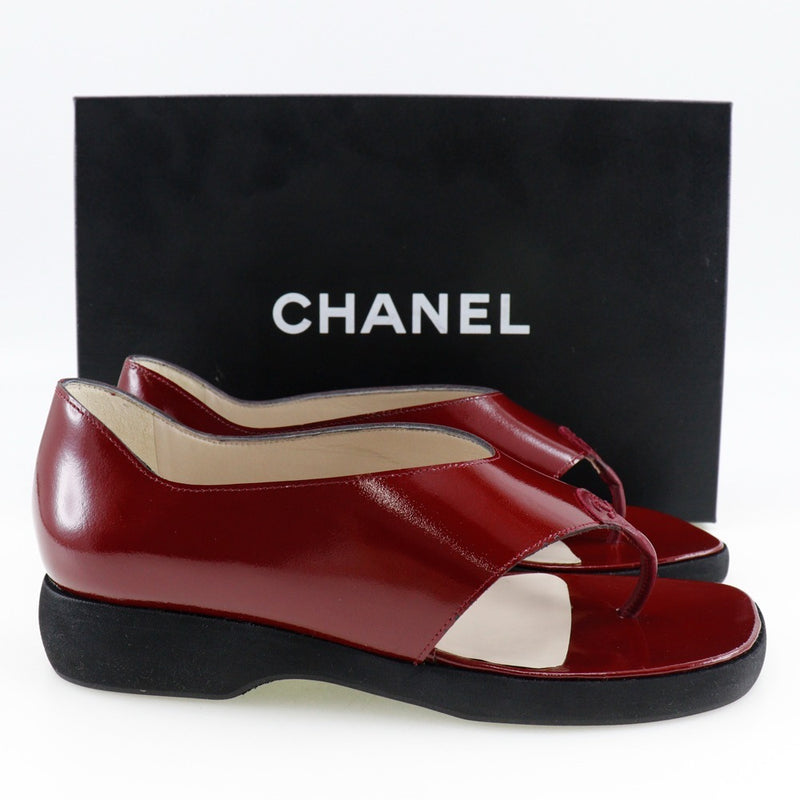 [Chanel] Chanel 
 Sandales de la langue 
 A10780 Patent Leather Vin Rouge Tong Madames A RANG