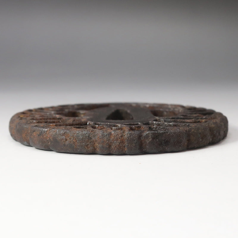 時代物 無銘 鉄地 鶴丸透かし 鍔 刀装具 鉄製 _ 骨董品 時代物 無銘 鉄地 鶴丸透かし 鍔 鉄製 骨董品 – NISHIKINO VINTAGE KYOTO