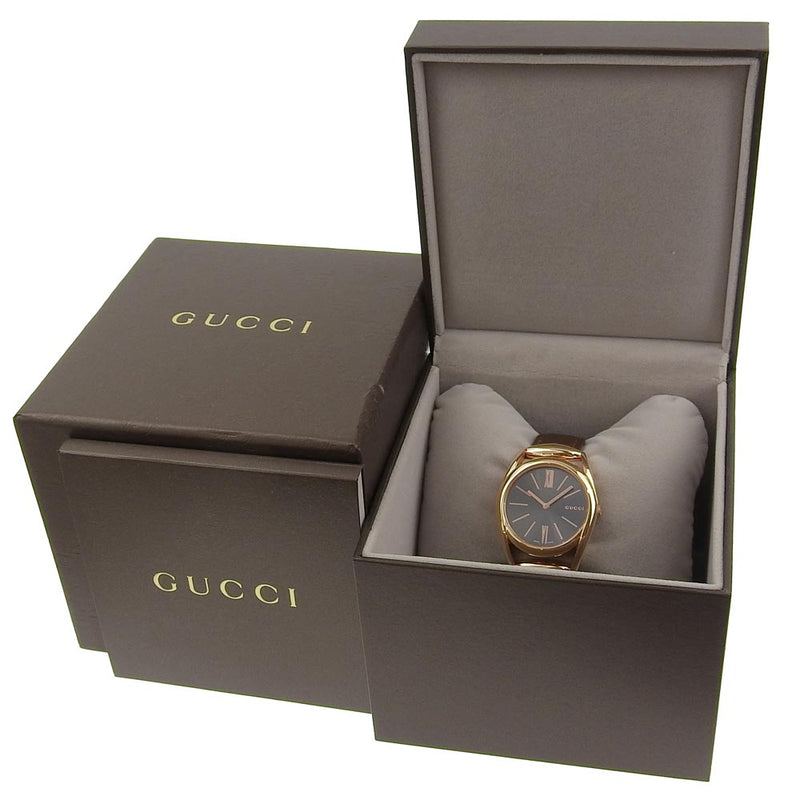 [Gucci] Gucci 
 手表 
 140.4不锈钢X皮革粉红色石英模拟显示黑色表盘男士A级