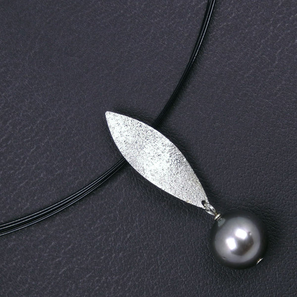 Pearl negra de 10.2 mm (perla de mariposa negra) plateada/choque de damas negras un rango