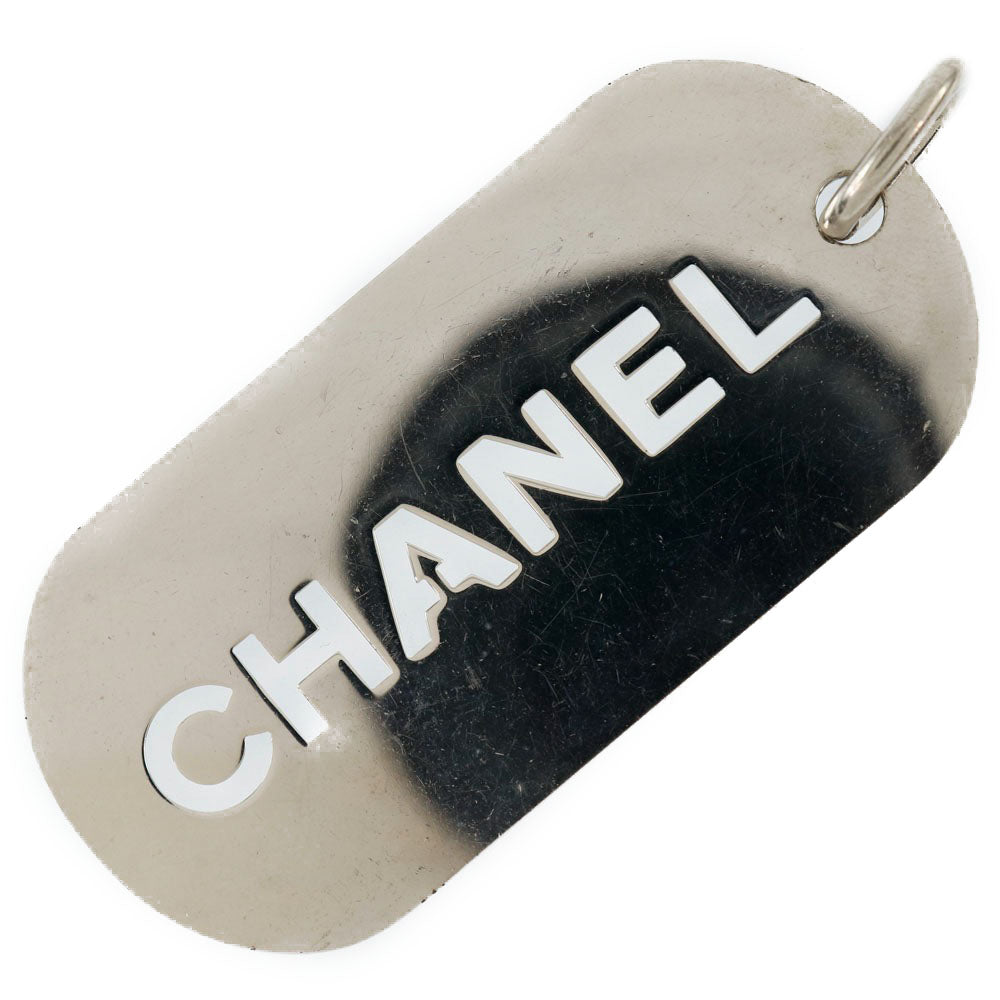 【CHANEL】シャネル ロゴプレート チャーム 金属製 シルバー ユニ